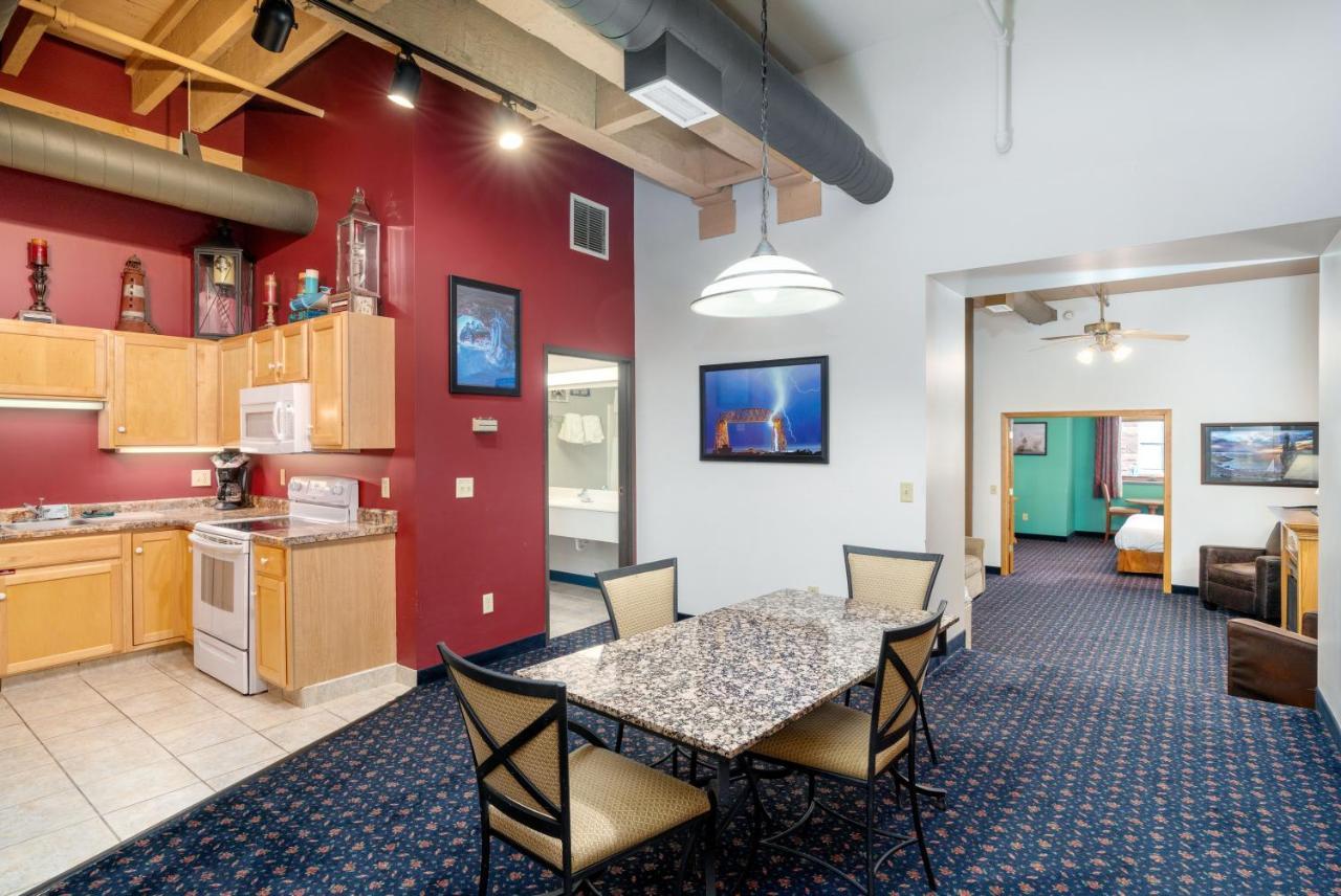 דולות The Suites Hotel At Waterfront Plaza מראה חיצוני תמונה