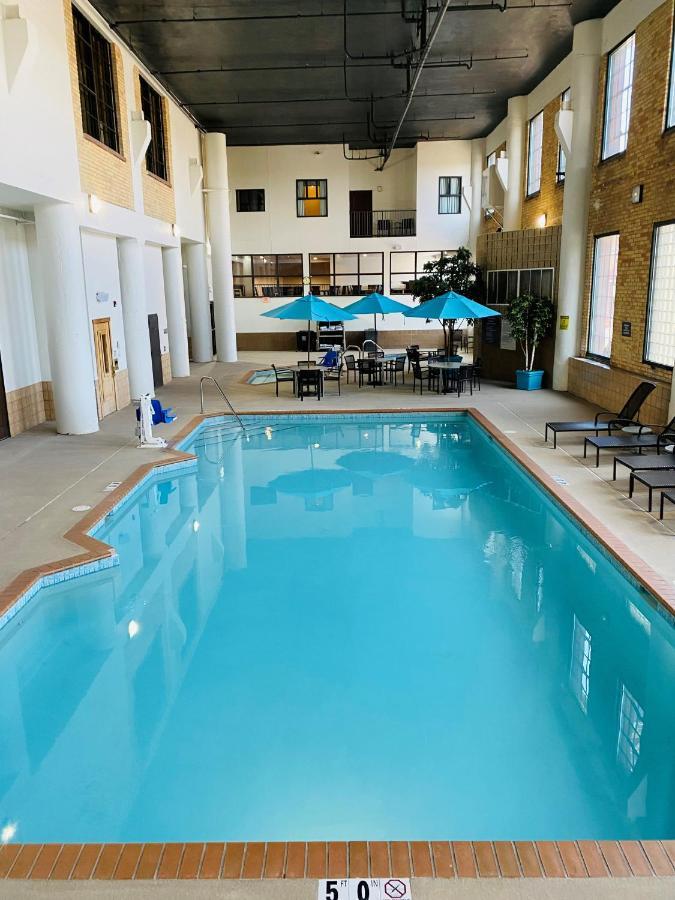 דולות The Suites Hotel At Waterfront Plaza מראה חיצוני תמונה